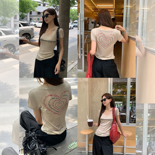 龙妹咖色U领印花莱赛尔正肩短袖T恤女夏2026新款修身独特漂亮上衣