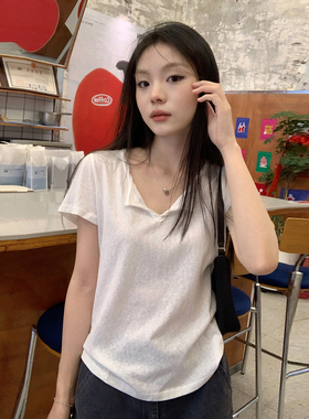 龙妹白色V领棉麻短袖T恤女2026新款夏韩系穿搭薄款宽松显瘦小上衣