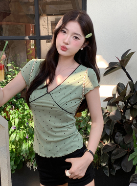 龙妹绿色波点V领短袖T恤女2026新款夏设计感纯欲木耳边修身小上衣