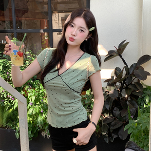 龙妹绿色波点V领短袖T恤女2026新款夏设计感纯欲木耳边修身小上衣