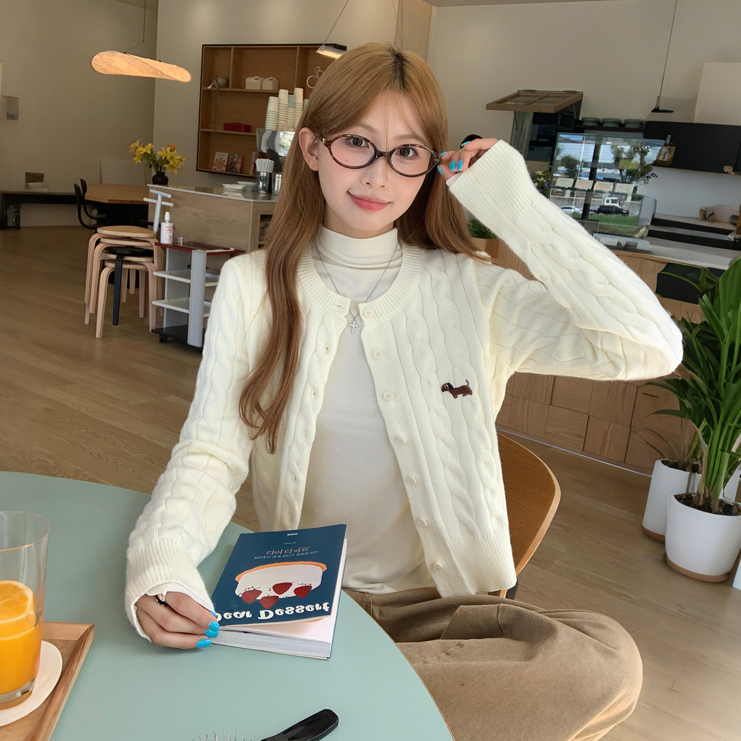 龙妹杏色圆领麻花针织开衫外套女2026秋新款修身长袖内搭叠穿上衣