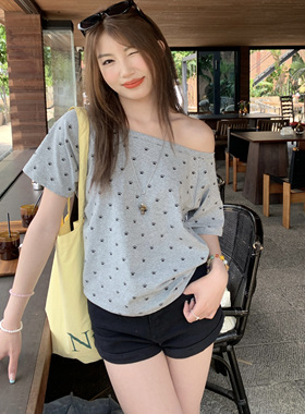 龙妹灰色印花露肩短袖T恤女2026春夏独特漂亮小众不撞款斜肩上衣