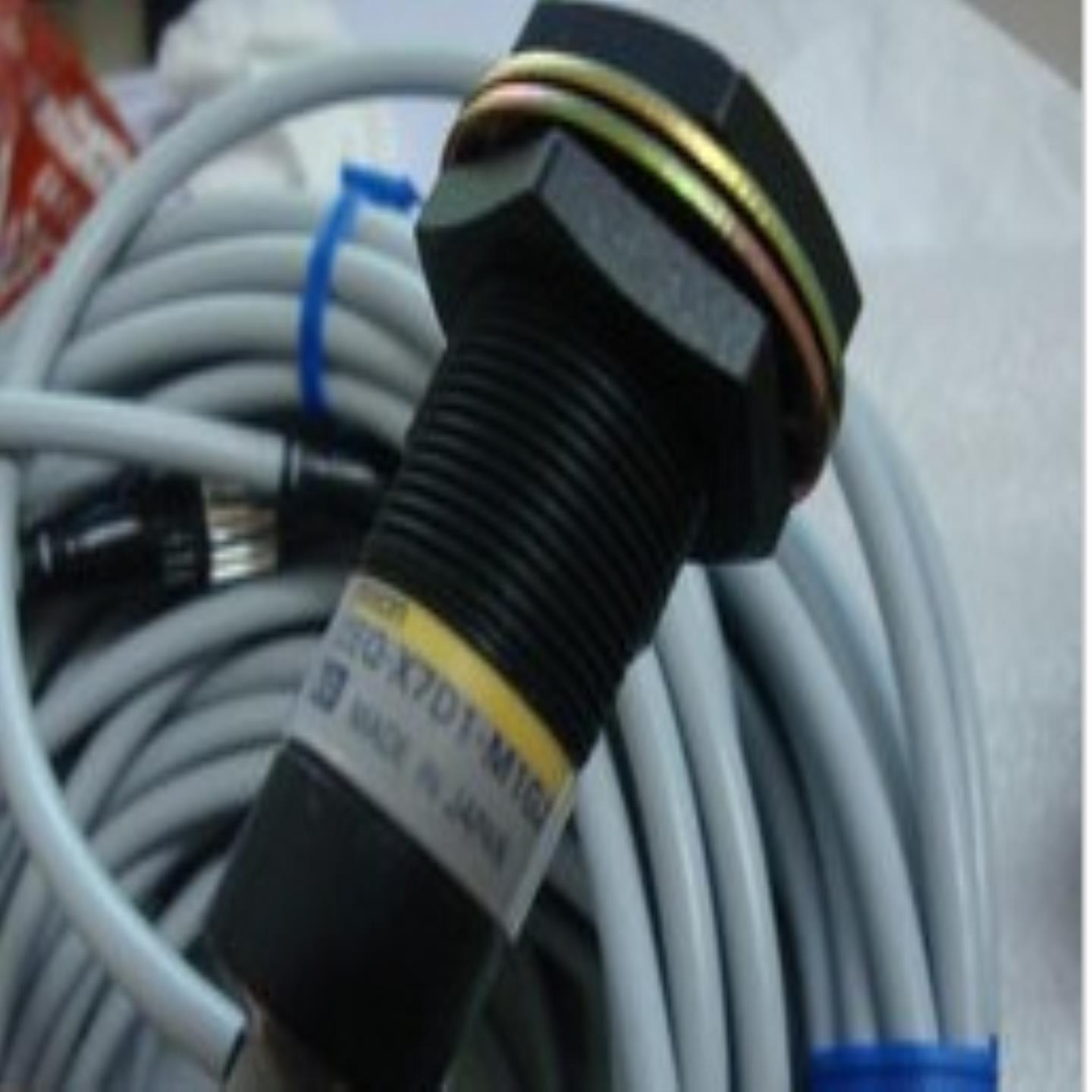 【议价】欧姆龙OMRON 接近传感器E2E-X7D1-N3包装