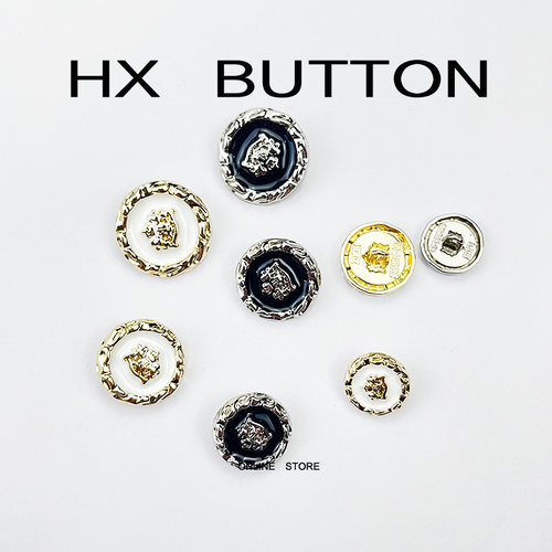 布客金属双狮皇冠大衣滴胶时尚