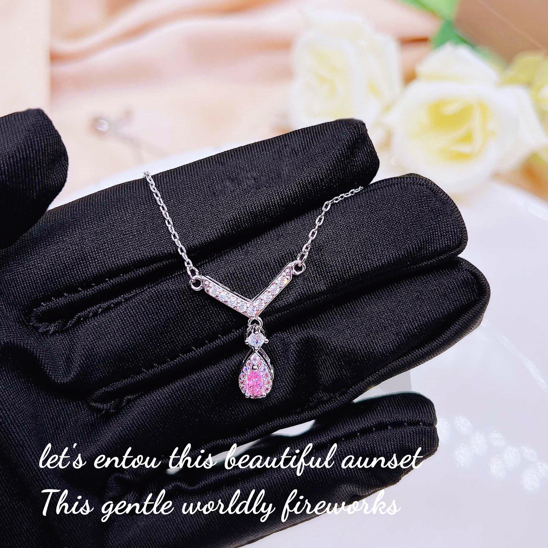 新款轻奢天使之翼粉钻项链女 日常百搭小巧阿盖尔粉水晶泪滴项链