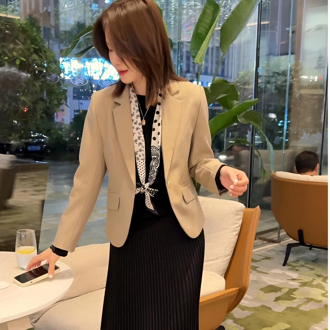 2025秋季新款高级感时尚气质平驳领西服通勤百搭短款西装外套女