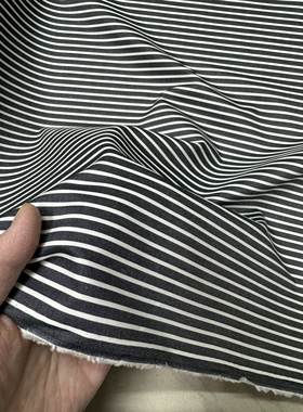 日单纯棉顺滑色织深灰色条纹幅宽112cm衬衫厚度一米135克8元半米