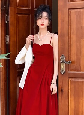 法式复古红色丝绒吊带连衣裙2026