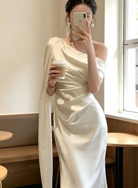 法式高级感斜肩缎面连衣裙女2026