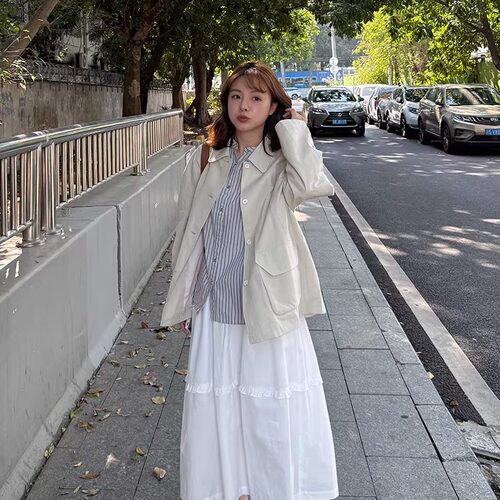 奶油信笺燕麦米薄款翻领风衣女