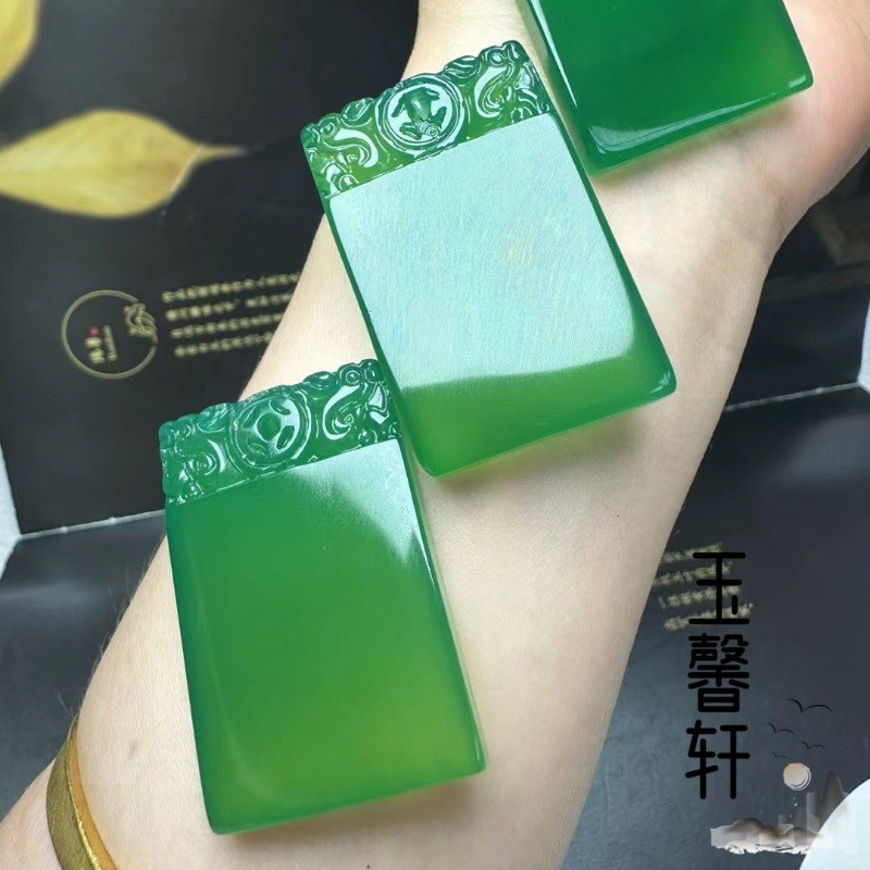 天然绿玛瑙平安无事牌