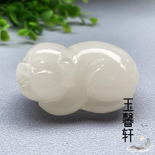 天然白玉生肖猪手把件