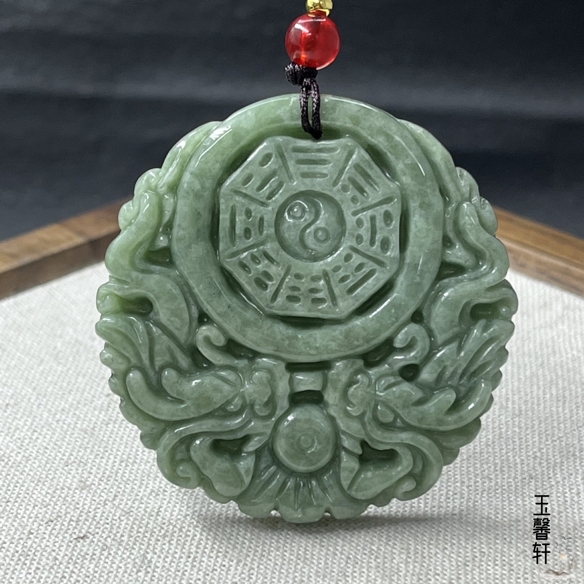 天然翡翠糯种双龙戏珠八卦牌图片