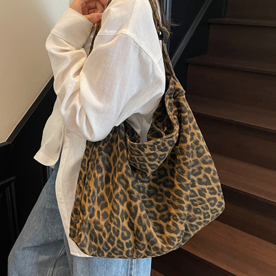 斜挎包女大容量豹纹迷彩