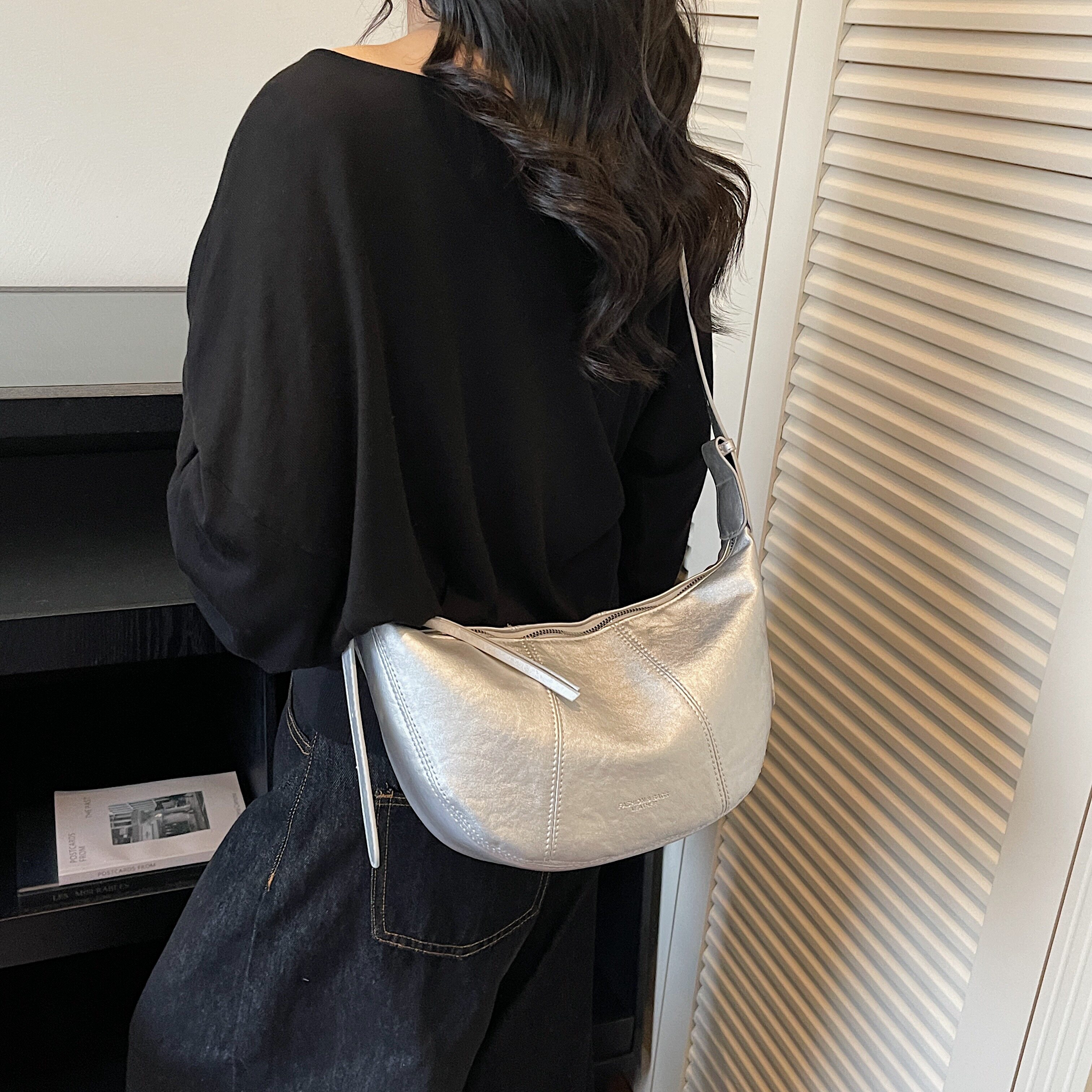 时尚简约饺子包女2026新款百搭斜挎包高级感通勤包PU皮质小型包包