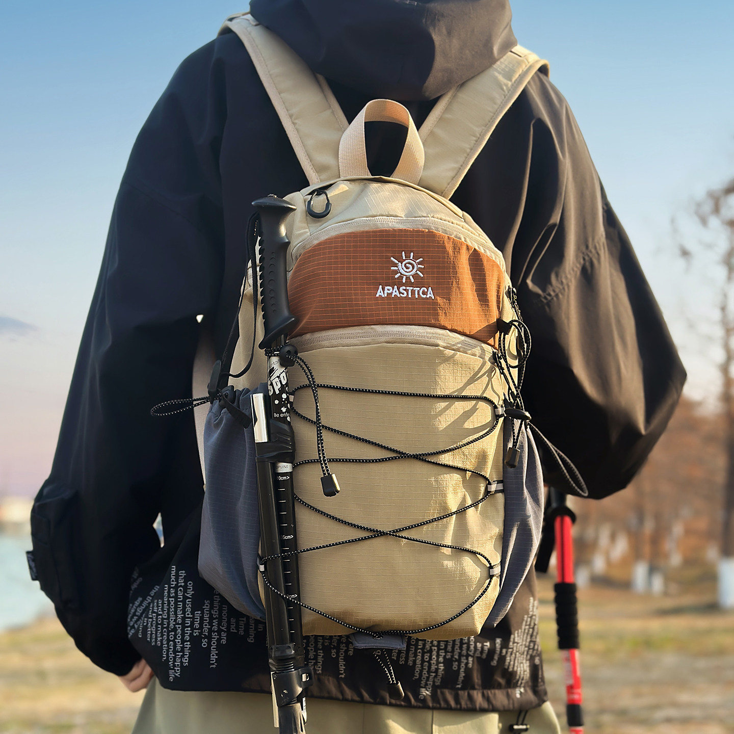 户外登山包男女通用休闲运动双肩包徒步旅行包多功能收纳小型背包