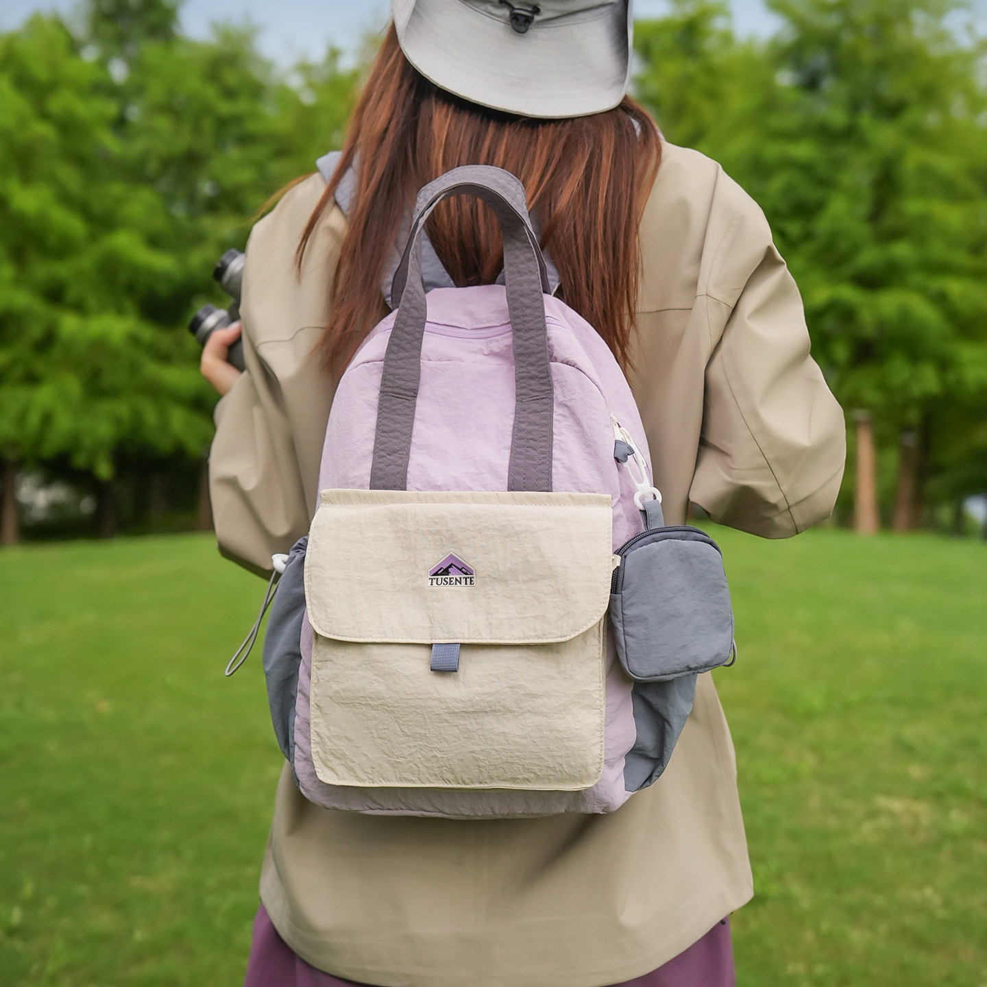 高颜值撞色拼接小型双肩包女户外轻便运动登山徒步手提两用小背包