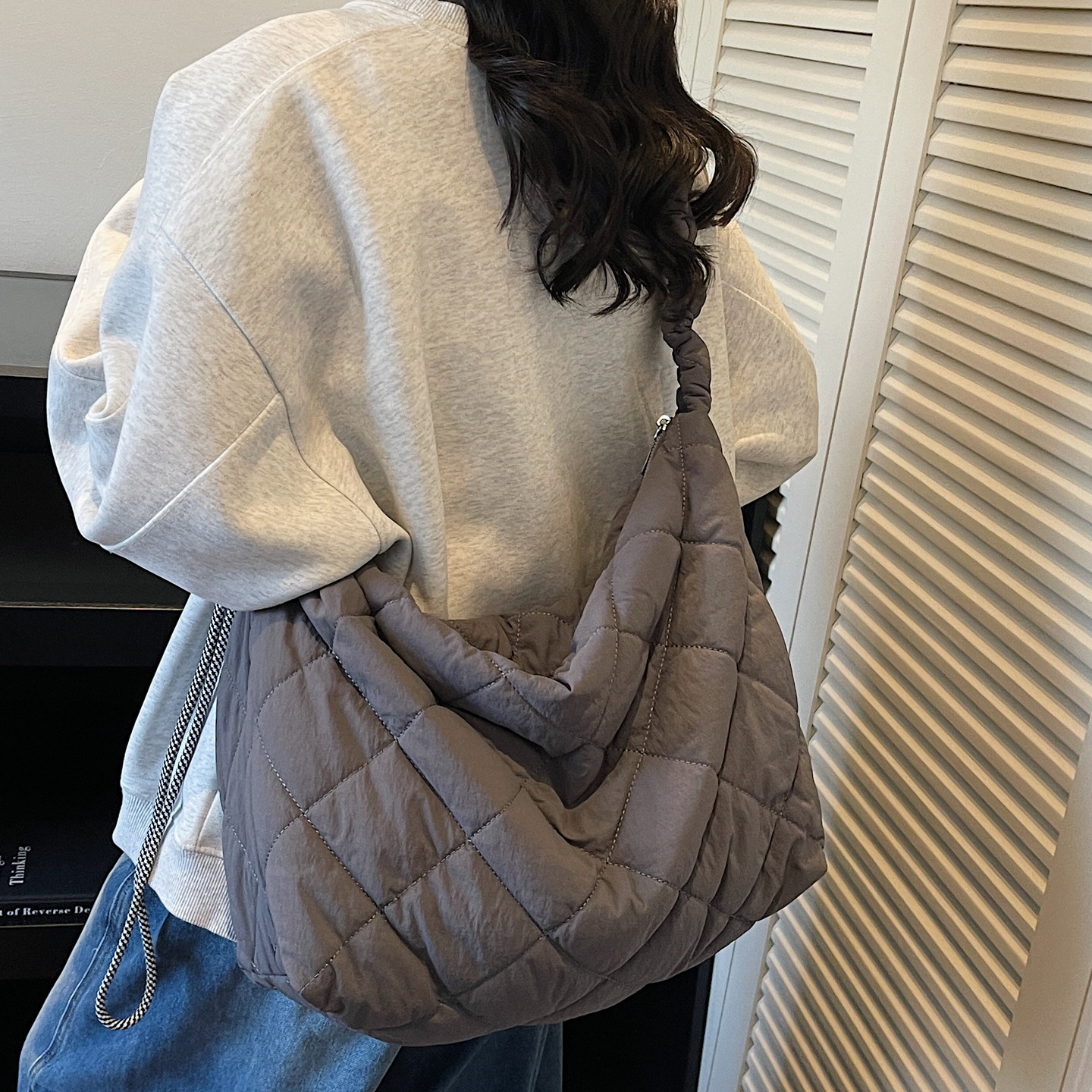 超轻绗缝夹棉包包女大学生上课通勤单肩包慵懒风简约斜挎饺子包