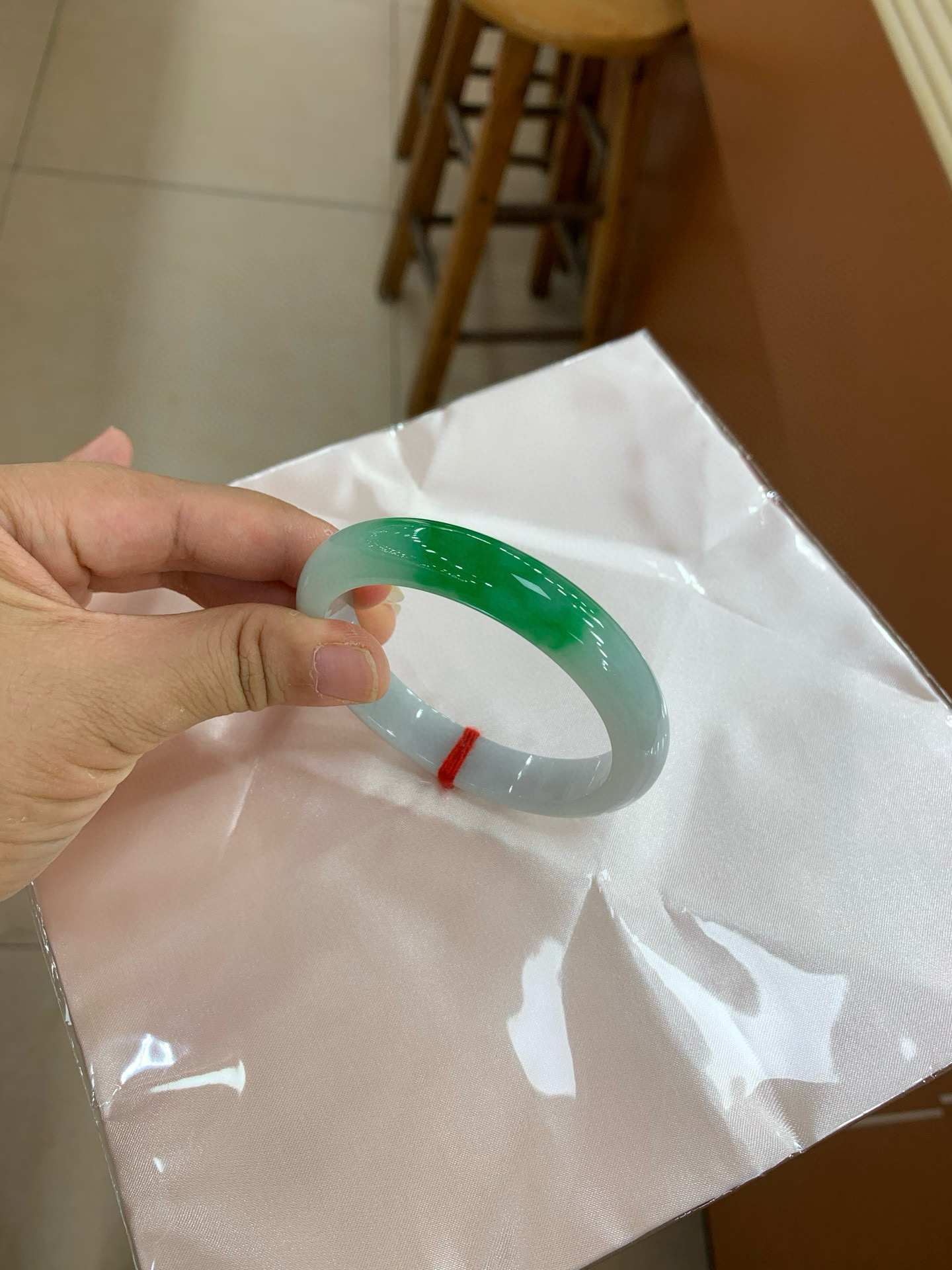 【小陈翡翠】缅甸天然翡翠a货辣绿白底青56-57正圈翡翠手镯