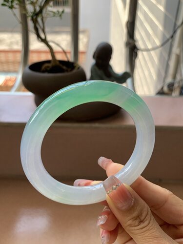 【小陈翡翠】缅甸天然翡翠A货冰飘甜阳绿带紫冰春彩56-57圆条手镯