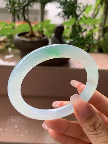 【小陈翡翠】缅甸天然翡翠A货飘一抹绿洒金56-57圆条翡翠手镯