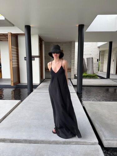 清冷松弛感V领露背吊带连衣长裙