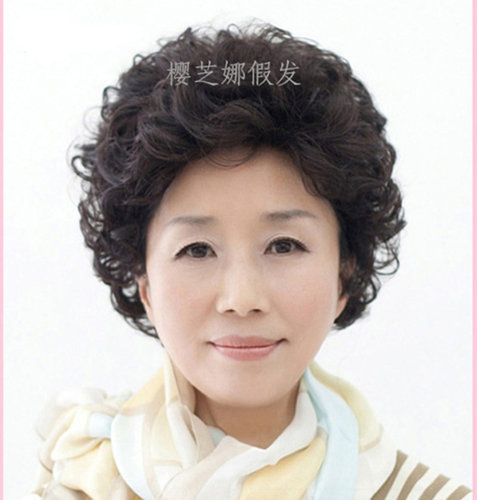 假头发中年女士妈妈自然气质