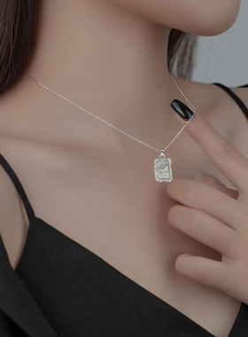 热销款复古方牌蝴蝶项链女甜美可爱吊坠锁骨链送闺蜜简约气质吊坠