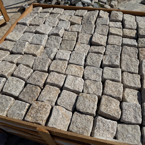 马蹄石广场砖围边石头