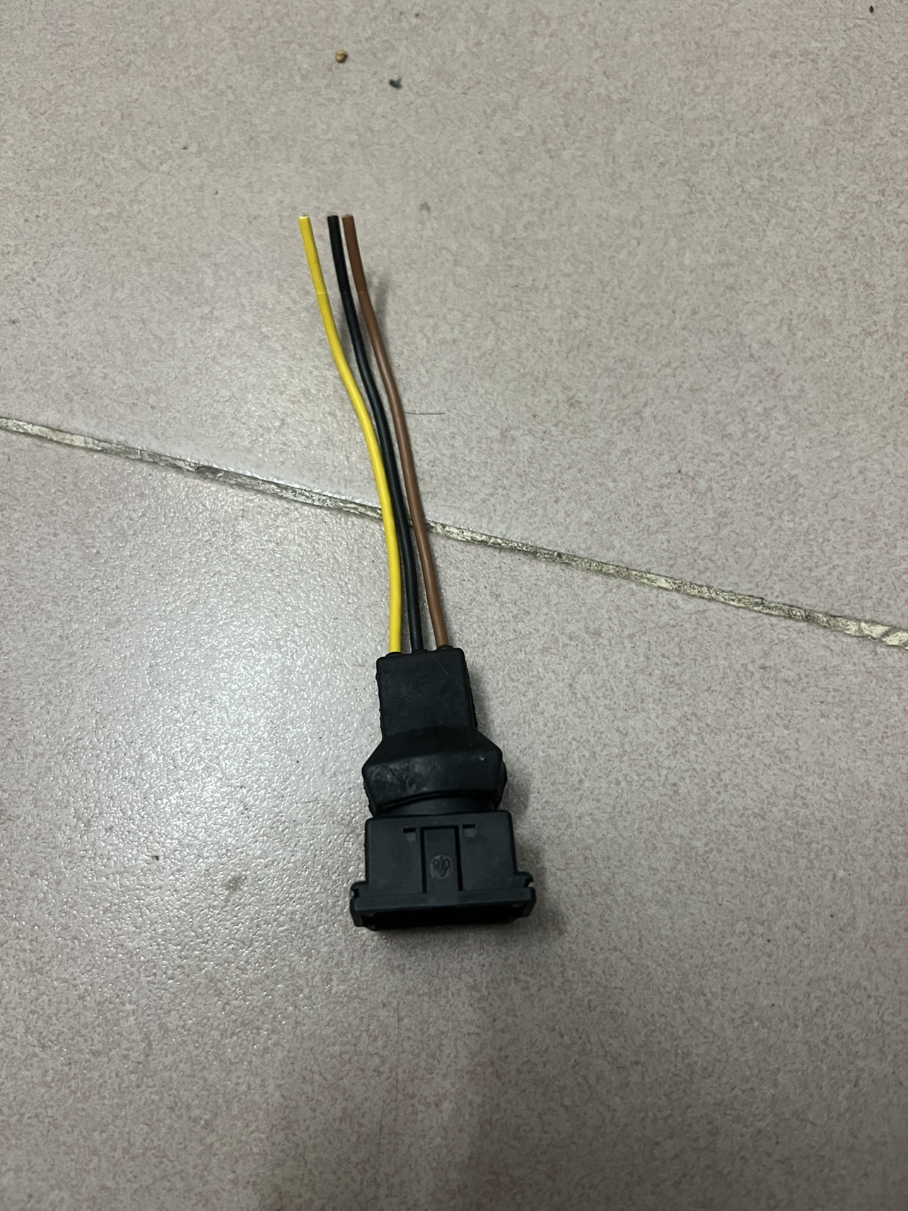 曲轴位置传感器水温传感器插头通用