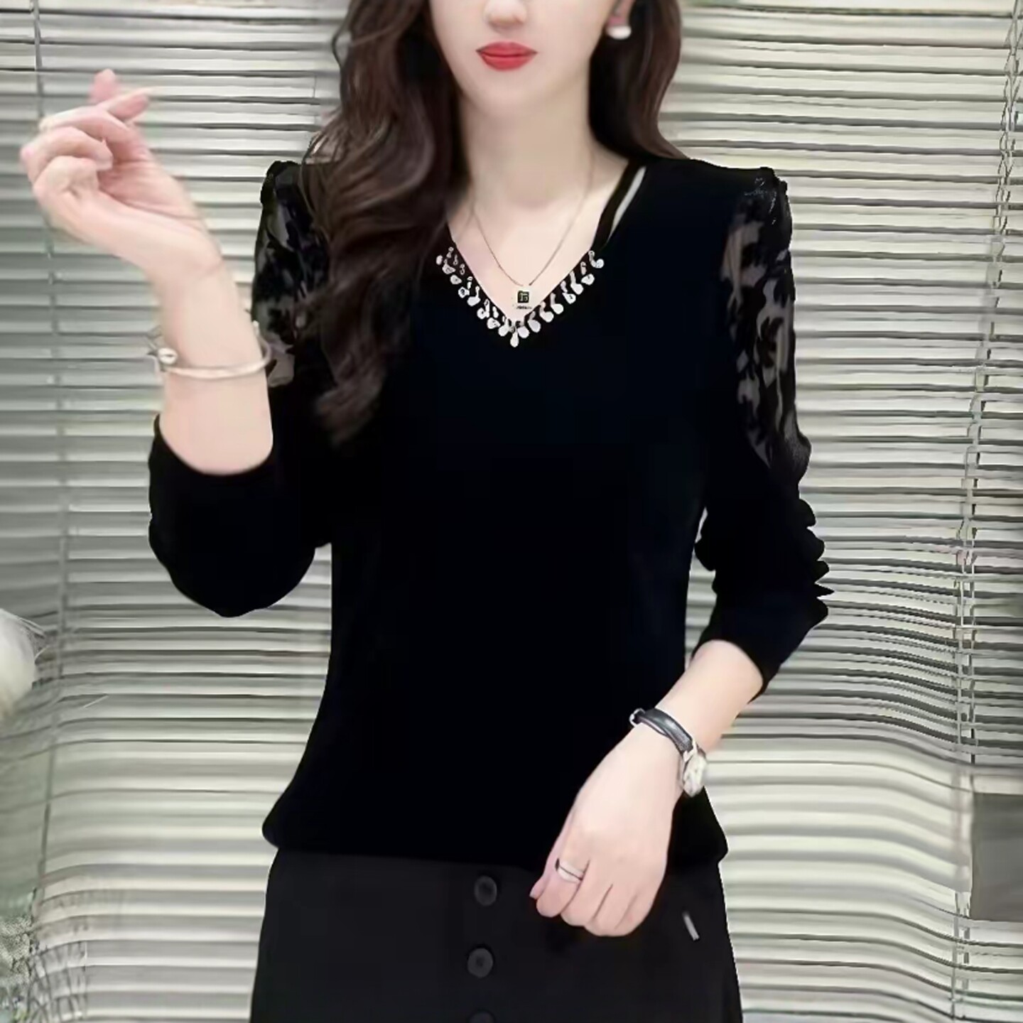 妈妈装V领丝绒拼接蕾丝长袖小衫