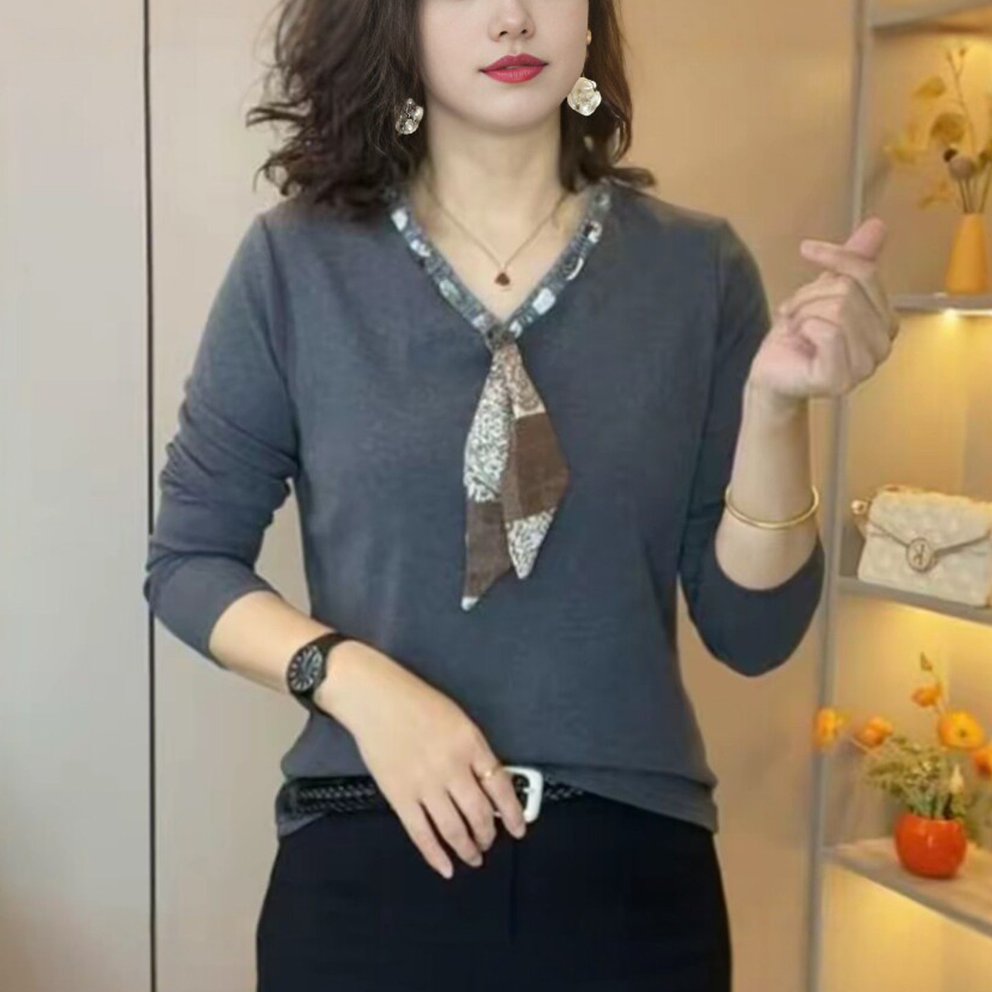 妈妈装秋季V领撞色长袖女打底衫