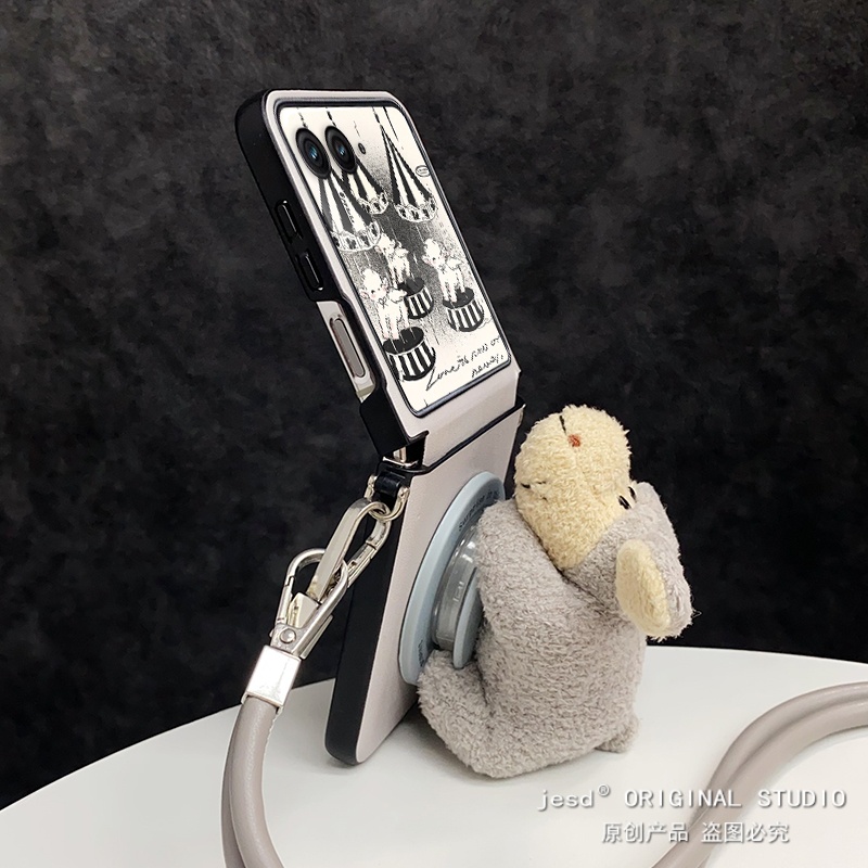 可爱趴趴公仔毛绒绵羊磁吸支架适用摩托罗拉Razr60手机壳折叠屏moto razr50ultra背带挂绳皮纹保护套斜挎新款