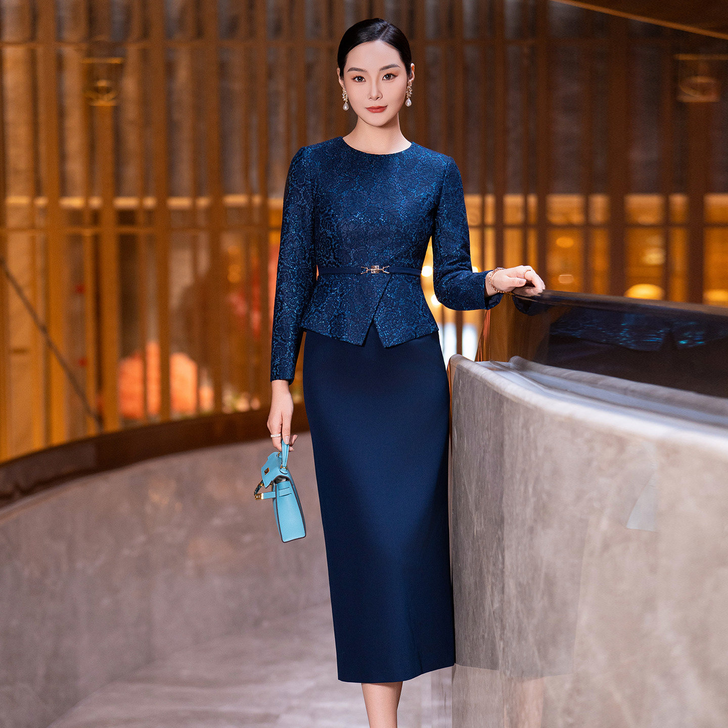 蓝色毛呢连衣裙女2025冬季新款高级感气质羊毛修身假两件蕾丝裙子