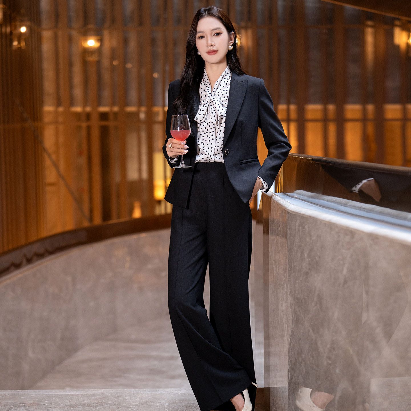 首尚格释时尚职业套装女秋2026新款黑色西装外套阔腿裤毛呢三件套