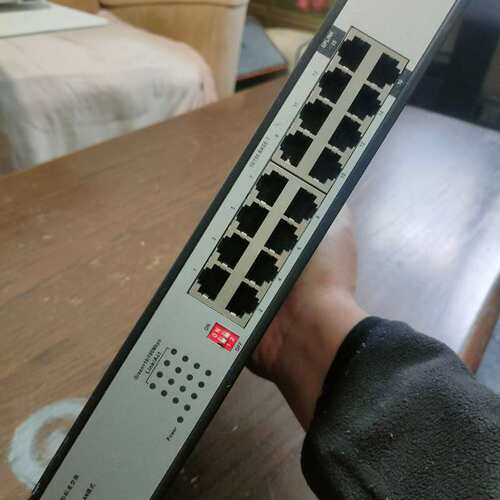 H3C S1016V 16口百兆交换机，成色如图。功能正常，--议价商品