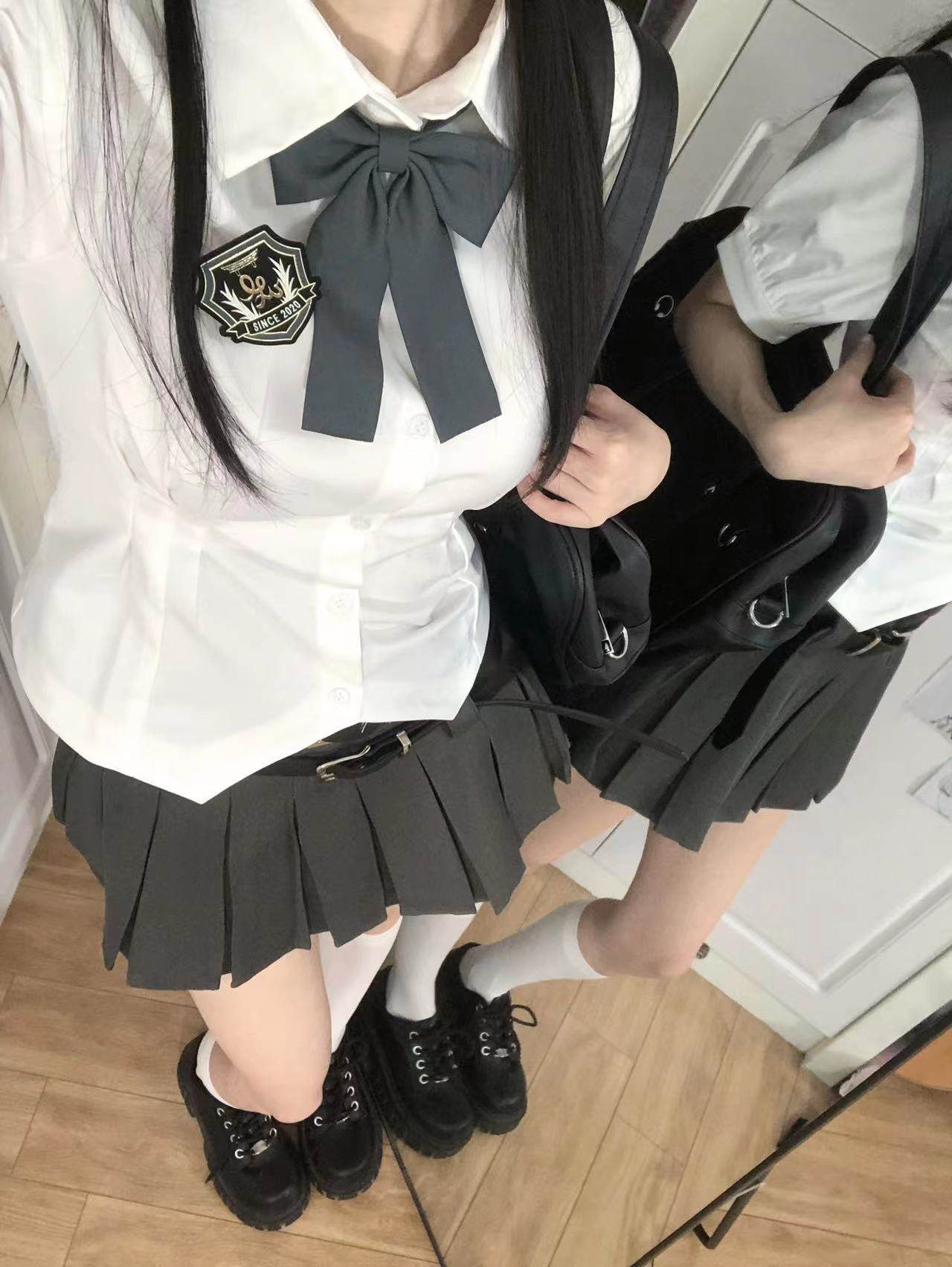 栗子猪韩式纯色衬衫夏季jk制服现货泡泡袖百搭收腰短袖学院风徽章