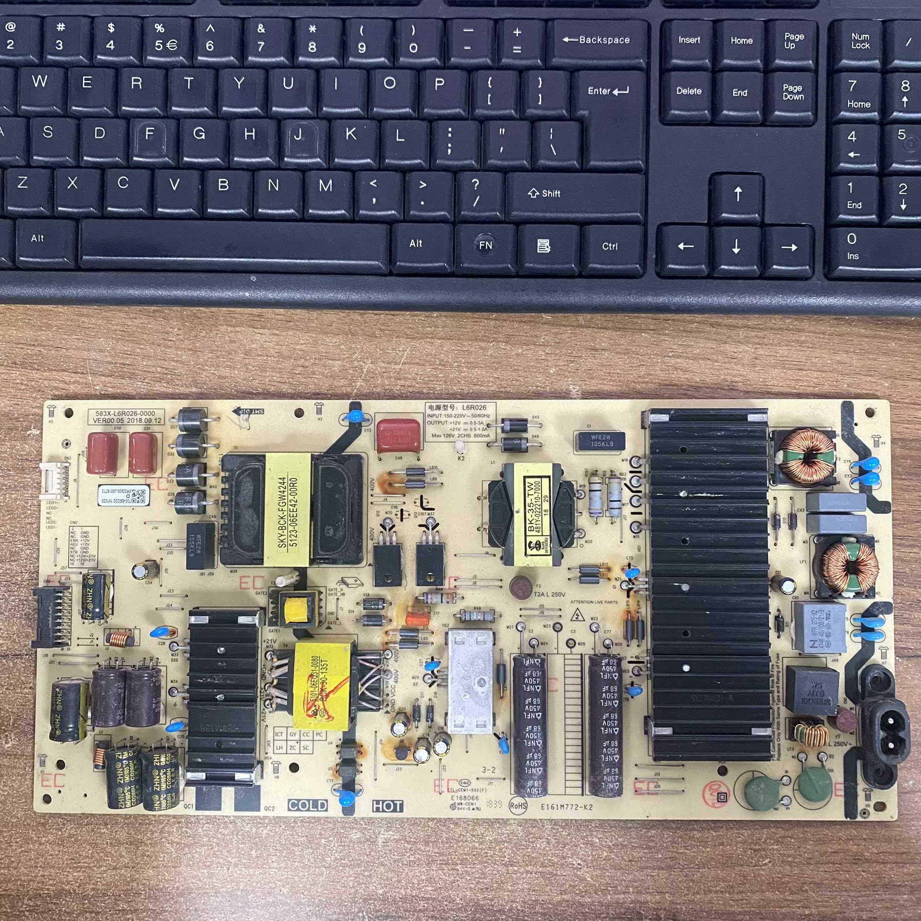 创维65S750U电源板实物图