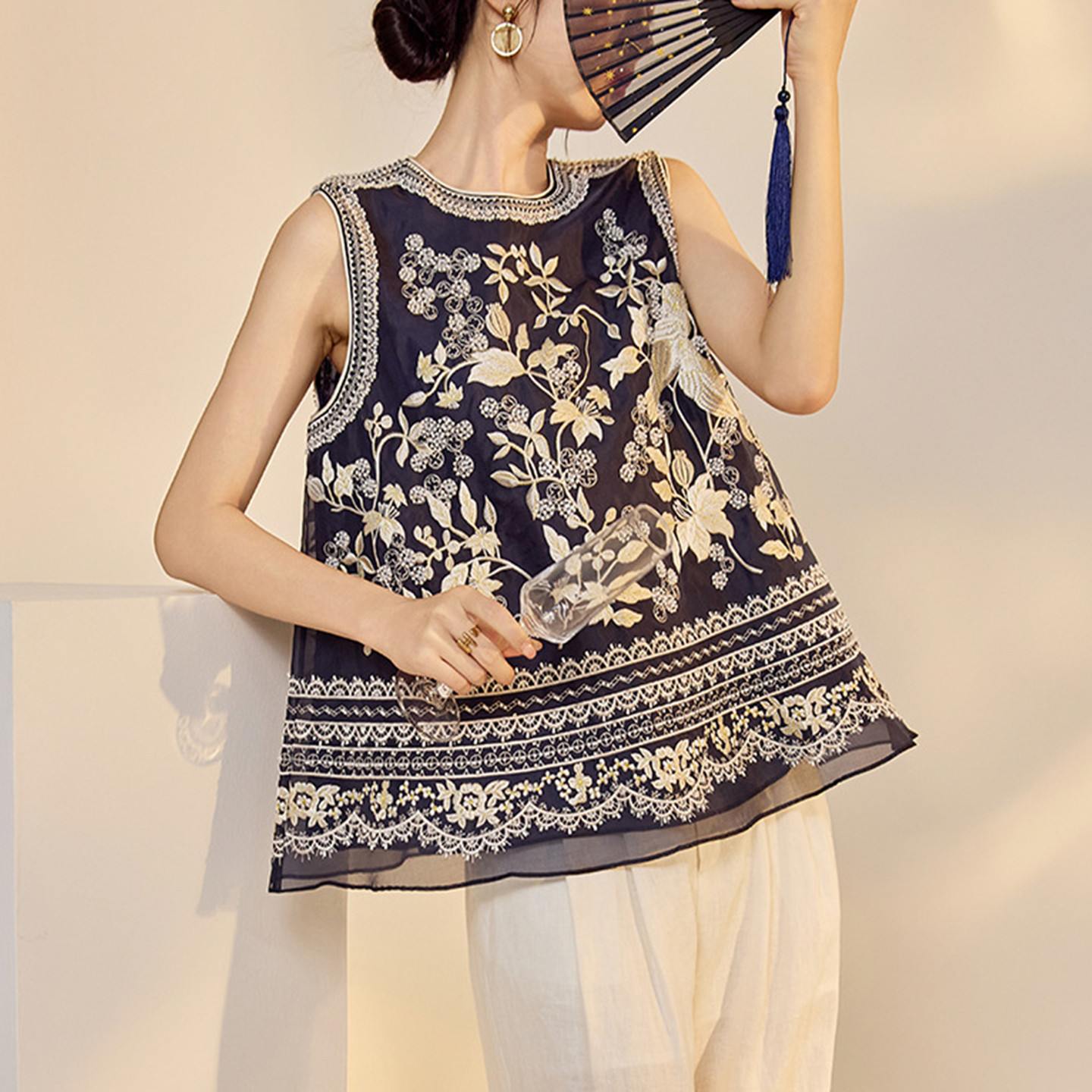 AYOMIS新中式花鸟刺绣重工真丝马甲2026夏季国风高级圆领无袖背心