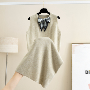 设计款丝巾V领针织背心连衣裙女秋冬新款羊毛过膝内搭外穿打底裙