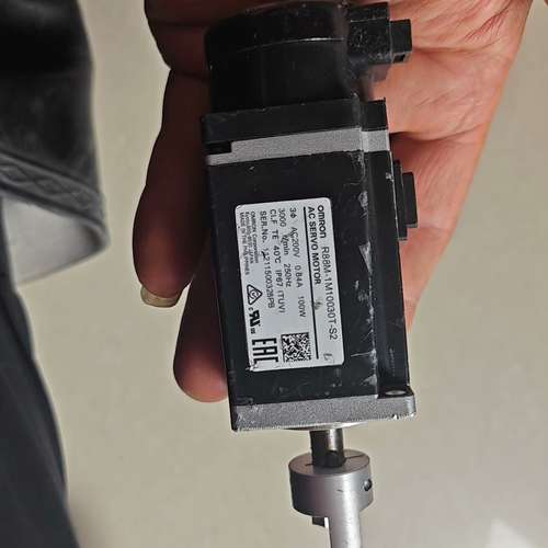R88M-1M10030T-S2伺服电机100W，外表有磕碰【议】