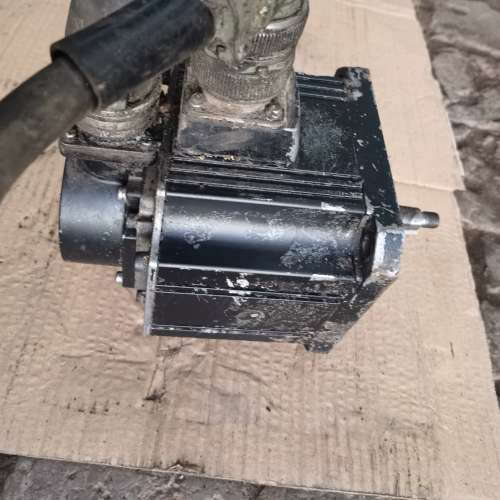 三菱电机没有标签了，只有编码器有标签，编码器型号0SA104[议]