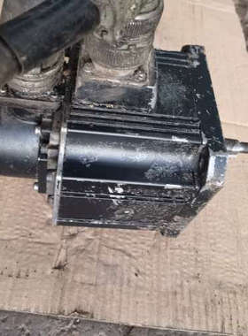 三菱电机没有标签了，只有编码器有标签，编码器型号0SA104[议]