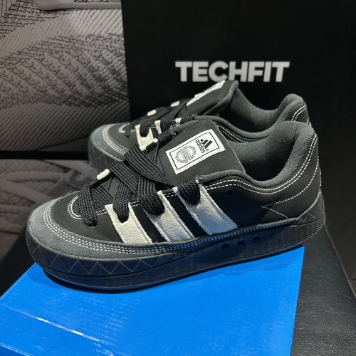 Adidas/三叶草女子运动鲨鱼鞋休闲鞋面包滑板耐磨板鞋鞋ID3938