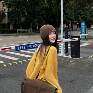 韩系黄色斜肩毛衣女秋冬2026新款软糯马海毛宽松显瘦氛围感针织衫