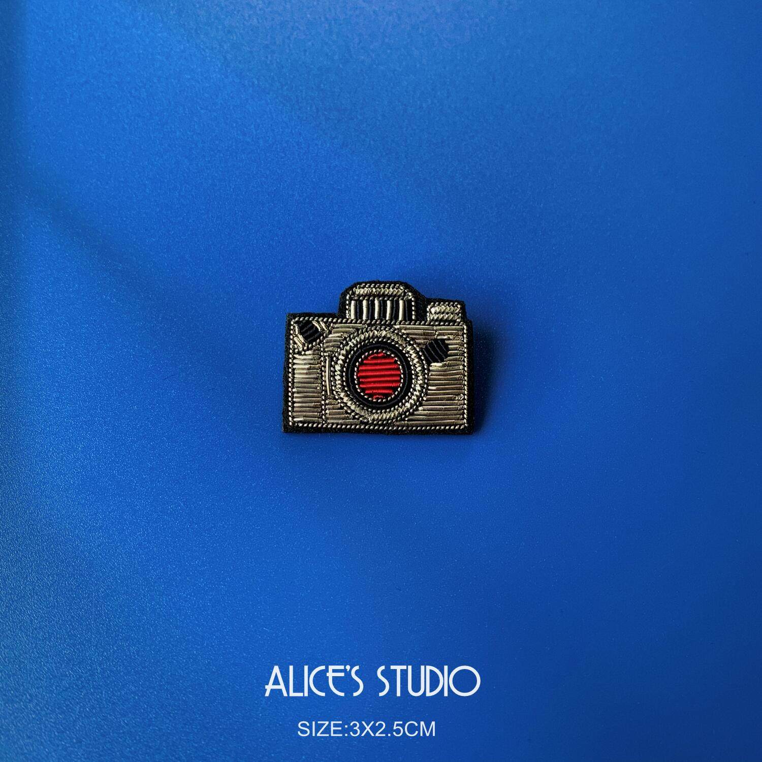 精致手工新款金属丝手绣低调复古暗银色莱卡相机胸针领针朋克配饰