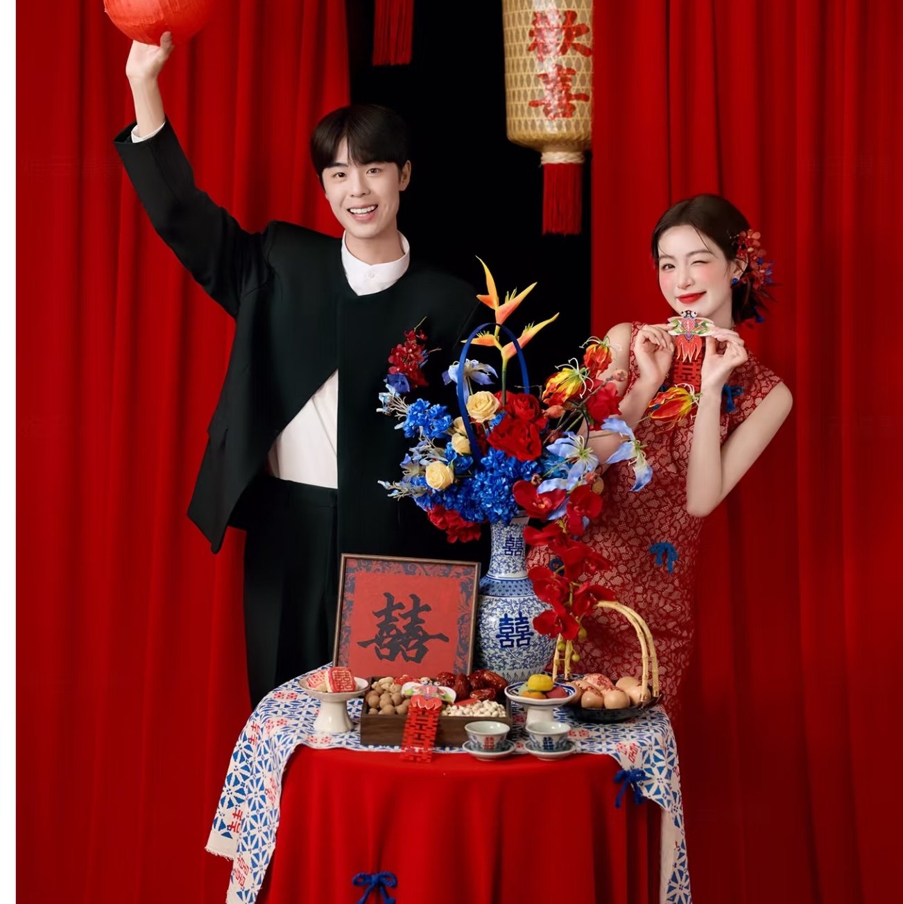 婚纱照新中式红配蓝主题拍照道具青花瓷喜字花瓶插花蝴蝶结手捧花