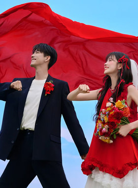 婚纱照外景街拍新中式中国红秀禾纱裙红色背景布手捧花红头纱