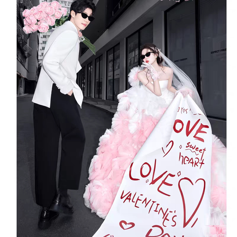 2026新款婚纱照外景旅拍道具红字母love背景布手拉条幅白色背