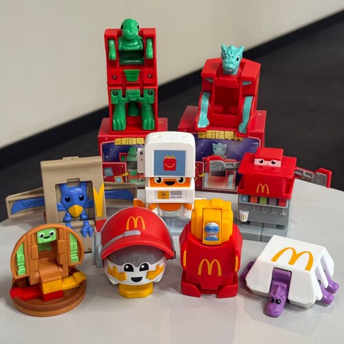 2026麦当劳变形铁甲人玩具积木汉堡薯条饮料机机器狗变形儿童套餐